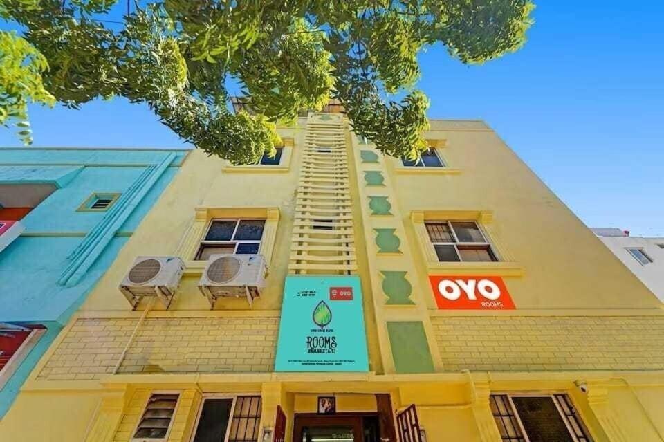 Oyo 81287 Empire Inn Madras Buitenkant foto